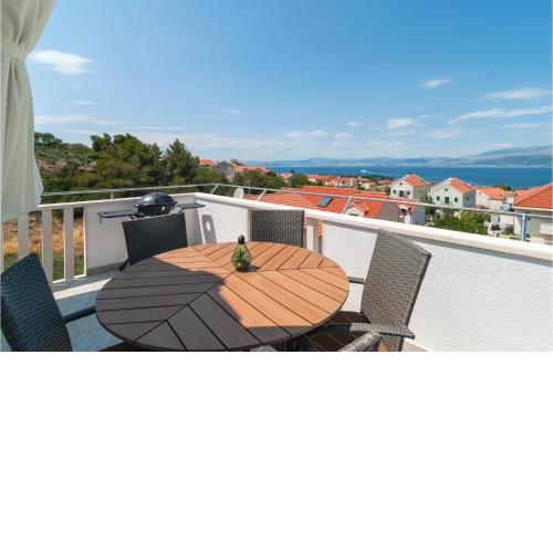 Stunning apartment in Supetar with Jacuzzi, WiFi and 3 Bedrooms