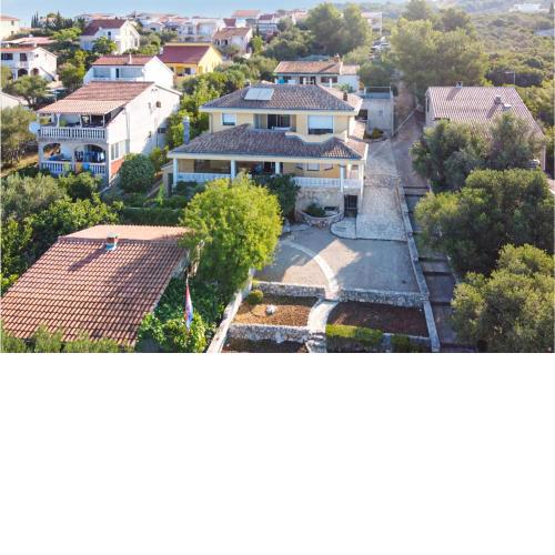 Stunning Apartment In Zdrelac With Jacuzzi, Wifi And 2 Bedrooms