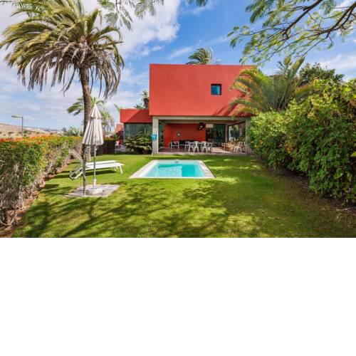 Stunning detached garden villa with private pool