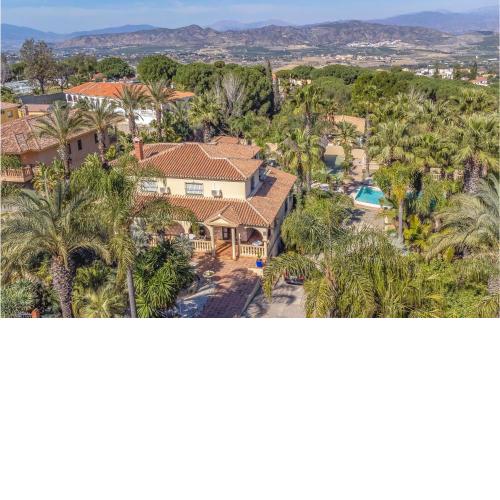 Stunning home in Alhaurín de la Torre with Outdoor swimming pool, Private swimming pool and 5 Bedrooms