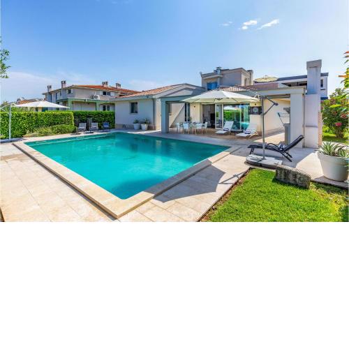 Stunning Home In Banjole With Outdoor Swimming Pool, Wifi And 4 Bedrooms