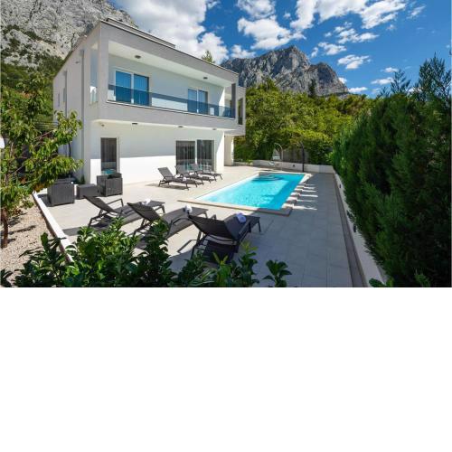 Stunning Home In Bast With Heated Swimming Pool, 3 Bedrooms And Jacuzzi