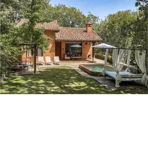 Stunning home in Candeleda with WiFi, Outdoor swimming pool and 4 Bedrooms