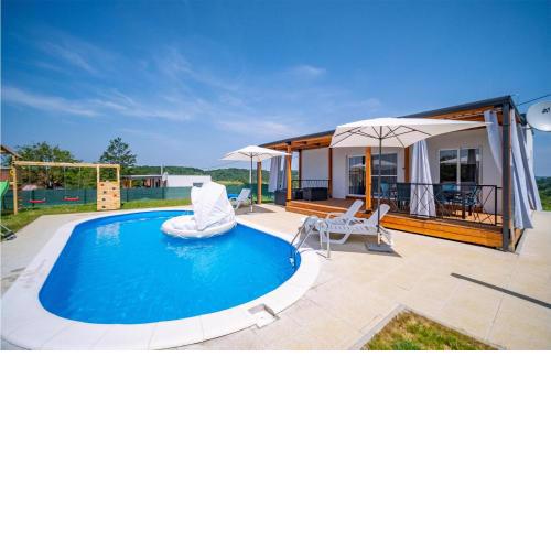 Stunning Home In Cerovacki Galovici With Jacuzzi, 2 Bedrooms And Wifi