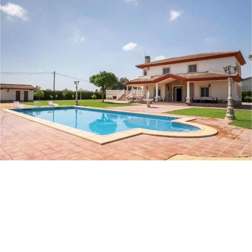 Stunning home in Córdoba with Outdoor swimming pool, WiFi and 7 Bedrooms