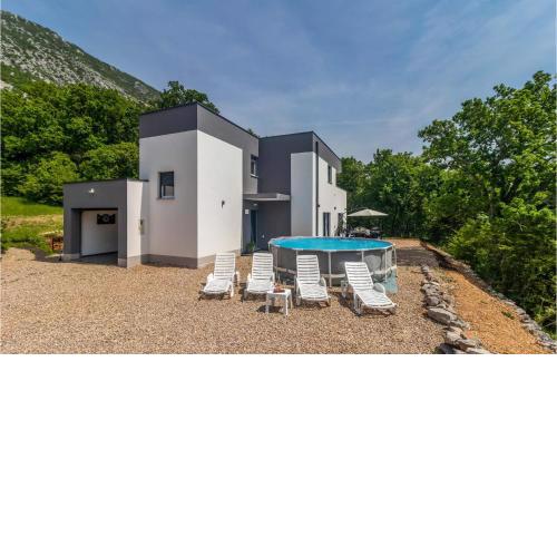 Stunning Home In Drivenik With Jacuzzi, Wifi And 4 Bedrooms