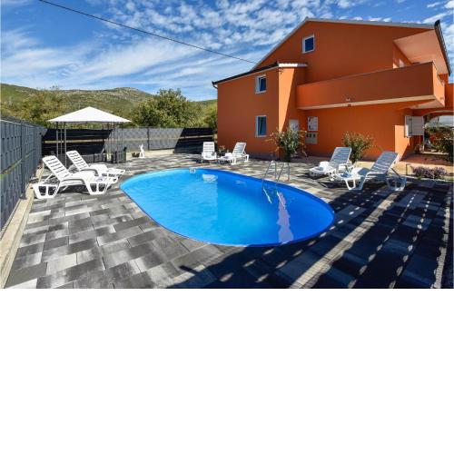Stunning home in Dugopolje with Outdoor swimming pool, WiFi and 2 Bedrooms