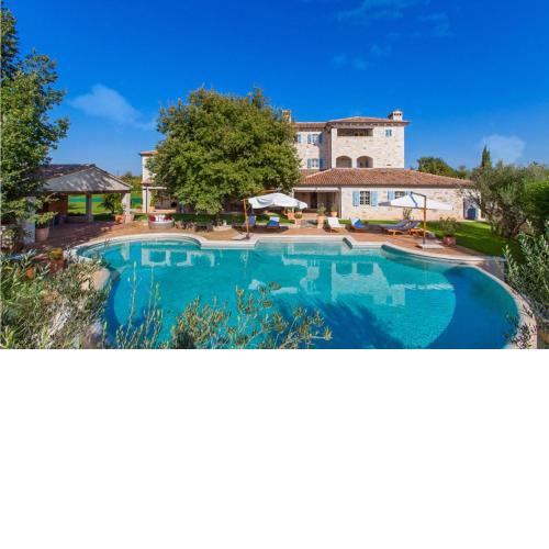Stunning Home In Filipini With Outdoor Swimming Pool And 5 Bedrooms 2
