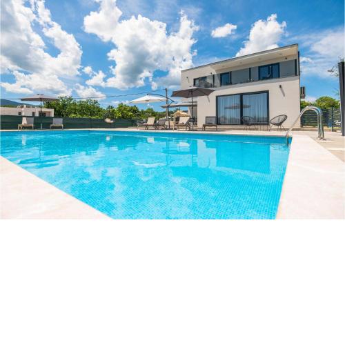 Stunning home in Grubine with Outdoor swimming pool, WiFi and 4 Bedrooms