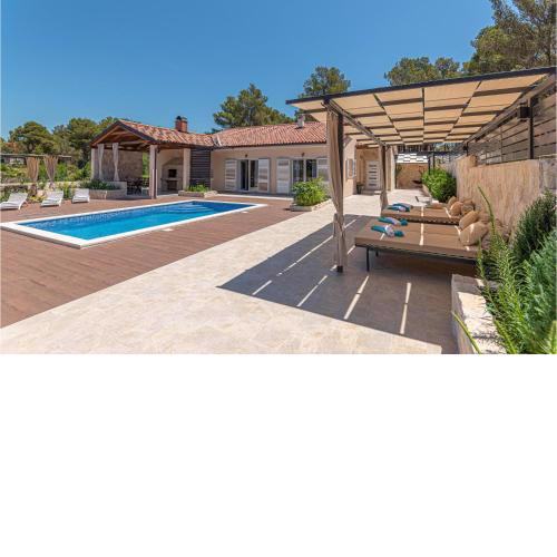 Stunning home in Jadrtovac with WiFi, Indoor swimming pool and 3 Bedrooms