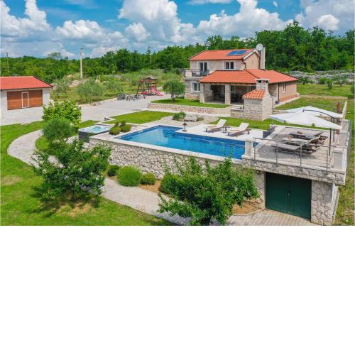 Stunning Home In Kamen Most With 3 Bedrooms, Jacuzzi And Private Swimming Pool