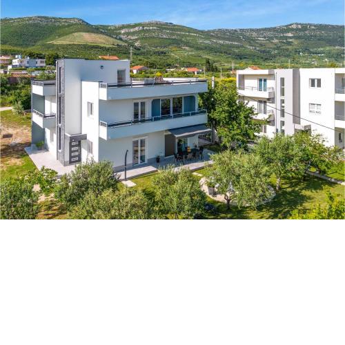 Stunning Home In Kastel Novi With Jacuzzi, Wifi And 2 Bedrooms