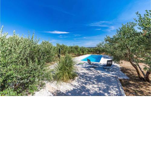 Stunning home in Kastel Stafilic with Outdoor swimming pool, WiFi and 4 Bedrooms