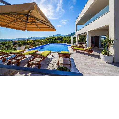Stunning Home In Kastel Stari With 8 Bedrooms, Wifi And Heated Swimming Pool