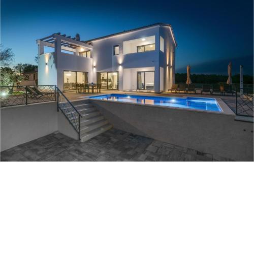 Stunning home in Krnica with Outdoor swimming pool, WiFi and 4 Bedrooms