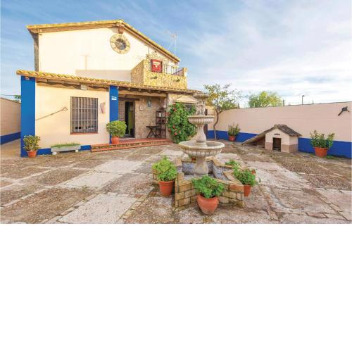 Stunning home in Los Palacioa w/ WiFi, 6 Bedrooms and Outdoor swimming pool