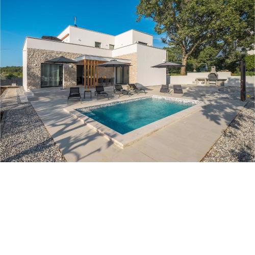 Stunning Home In Marasi With Outdoor Swimming Pool, Wifi And 3 Bedrooms