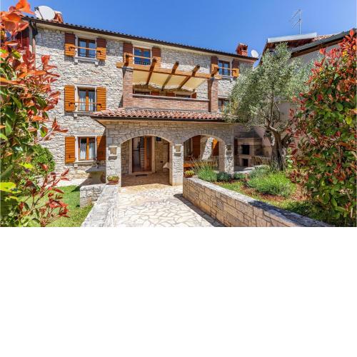 Stunning home in Medulin with 4 Bedrooms and WiFi