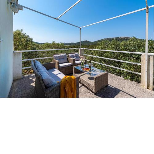 Stunning home in Molat with WiFi and 2 Bedrooms