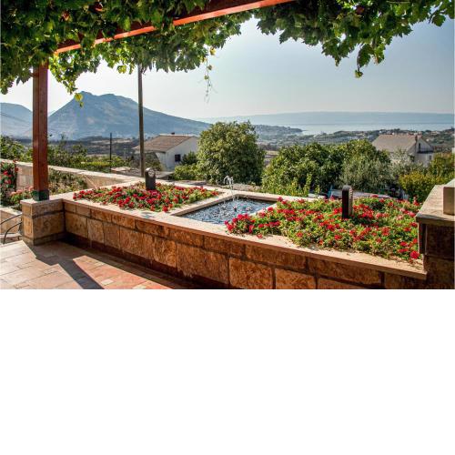 Stunning home in Mravinci with 4 Bedrooms, Jacuzzi and WiFi
