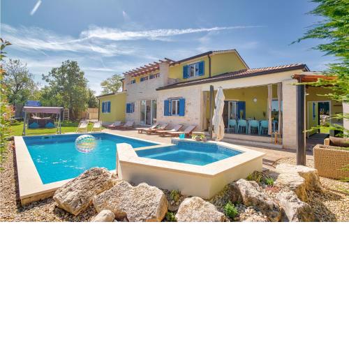 Stunning Home In Naselje Muzini With 5 Bedrooms, Wifi And Outdoor Swimming Pool