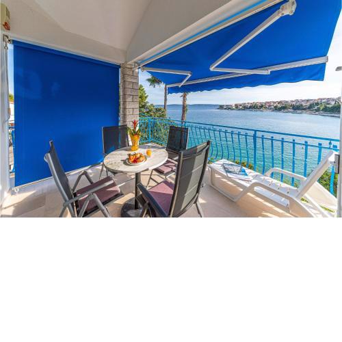 Stunning home in Okrug Gornji with 5 Bedrooms and WiFi