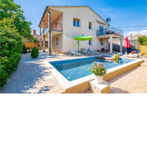 Stunning Home In Peruski With 4 Bedrooms, Outdoor Swimming Pool And Jacuzzi