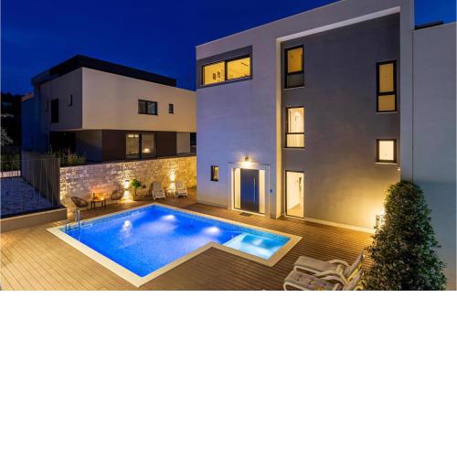 Stunning Home In Podstrana With Outdoor Swimming Pool, Jacuzzi And Wifi