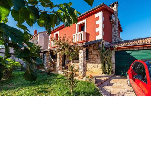 Stunning home in Posedarje with Jacuzzi, 4 Bedrooms and WiFi