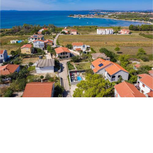 Stunning home in Privlaka with WiFi, Outdoor swimming pool and 4 Bedrooms