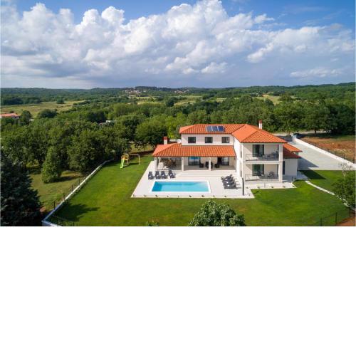 Stunning home in Prodol with Outdoor swimming pool, WiFi and 4 Bedrooms