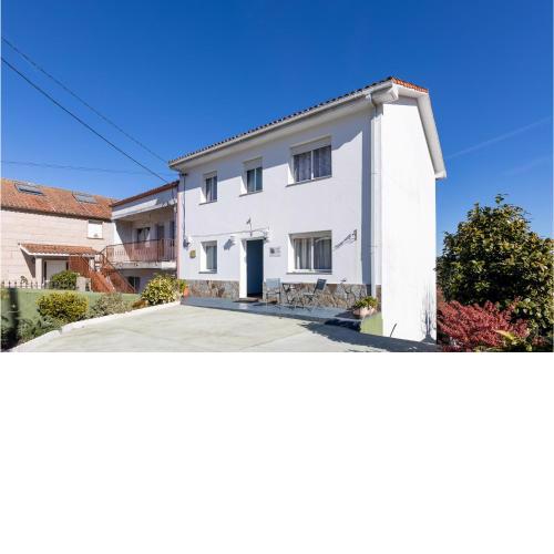 Stunning home in Rocha vella with WiFi and 4 Bedrooms