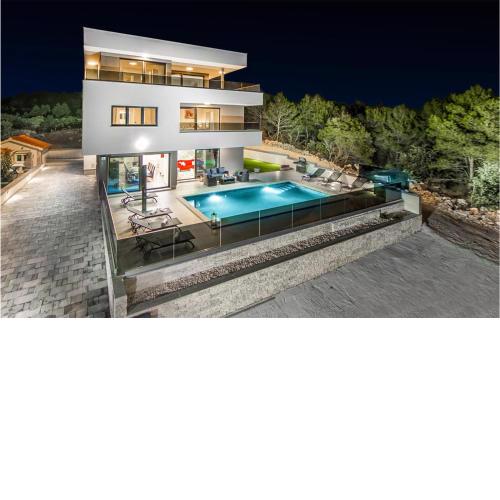 Stunning home in Sibenik with Sauna and 5 Bedrooms