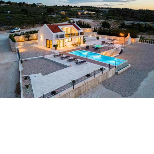 Stunning Home In Splitska- Supetar With Wifi, Private Swimming Pool And 2 Bedrooms 2