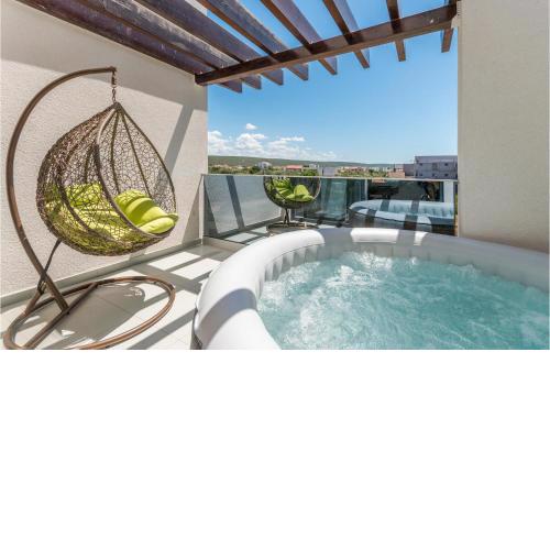 Stunning home in Sukosan with 2 Bedrooms, Jacuzzi and WiFi