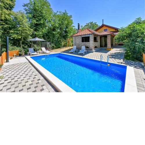 Stunning home in Susobreg with Outdoor swimming pool, WiFi and 3 Bedrooms