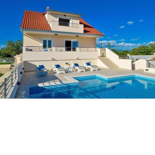 Stunning Home In Unesic With Sauna, 5 Bedrooms And Heated Swimming Pool