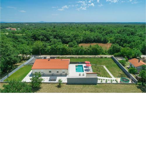 Stunning home in Vodnjan with Outdoor swimming pool, WiFi and 3 Bedrooms