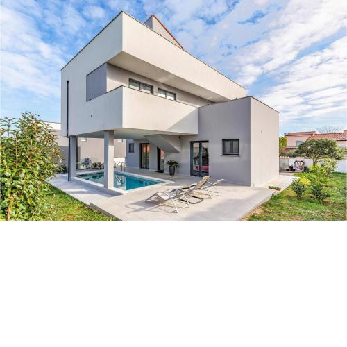 Stunning Home In Volme With Outdoor Swimming Pool, Jacuzzi And 3 Bedrooms