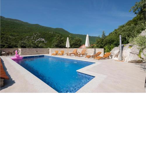 Stunning home in Vrgorac with Outdoor swimming pool, 3 Bedrooms and WiFi