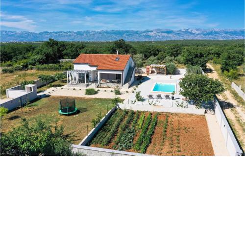 Stunning home in Vrsi with Outdoor swimming pool, WiFi and 4 Bedrooms