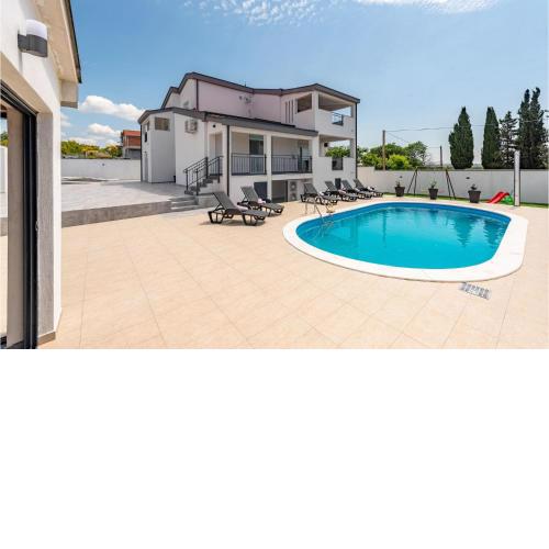 Stunning Home In Zadar With Outdoor Swimming Pool, Wifi And 5 Bedrooms