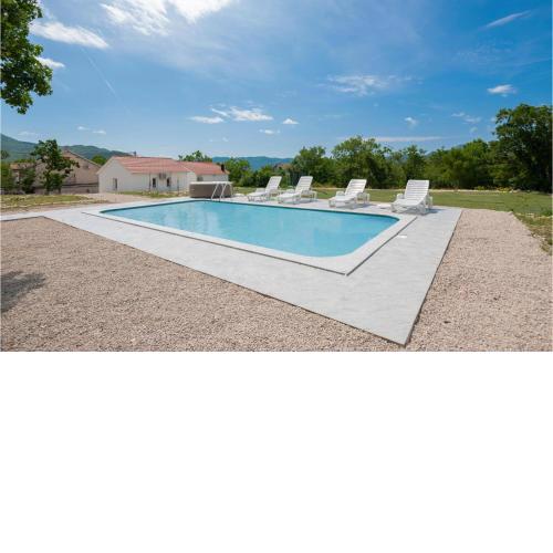 Stunning Home In Zavojane With Jacuzzi, 3 Bedrooms And Wifi