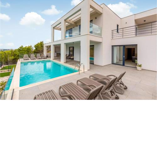 Stunning Home In Zrnovnica With Outdoor Swimming Pool, Sauna And Heated Swimming Pool