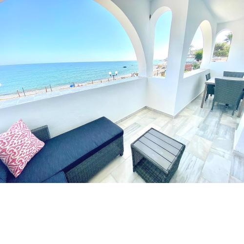 Stunning Modern Beachfront Apt, Pool, Sea View