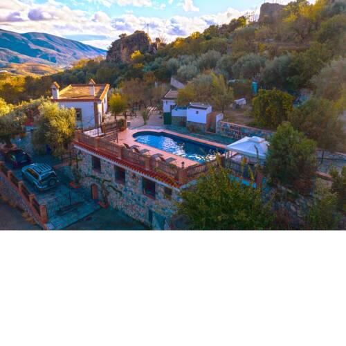 Stunning villa and pool, mountain views, walk to town