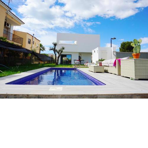 Stunning villa with private pool, solarium and only 350m from the beach