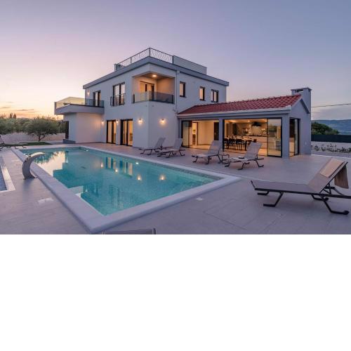 Stunning Wind Rose with 50m2 pool, Sauna, Gym
