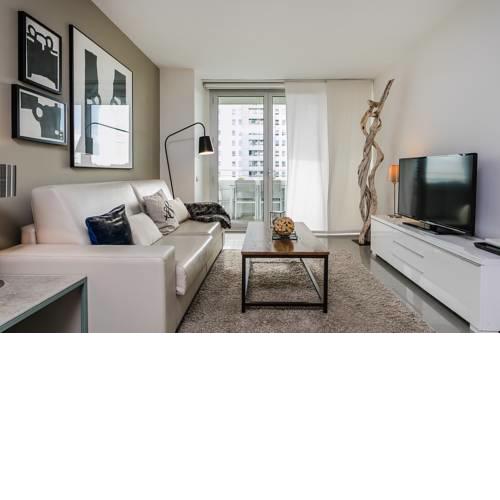 Stylish 2 bed / 2 bath flat close to the beach