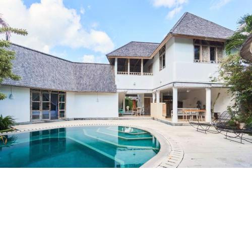 Stylish 2BR Villa with Pool, 5 minute walk to Perereran beach